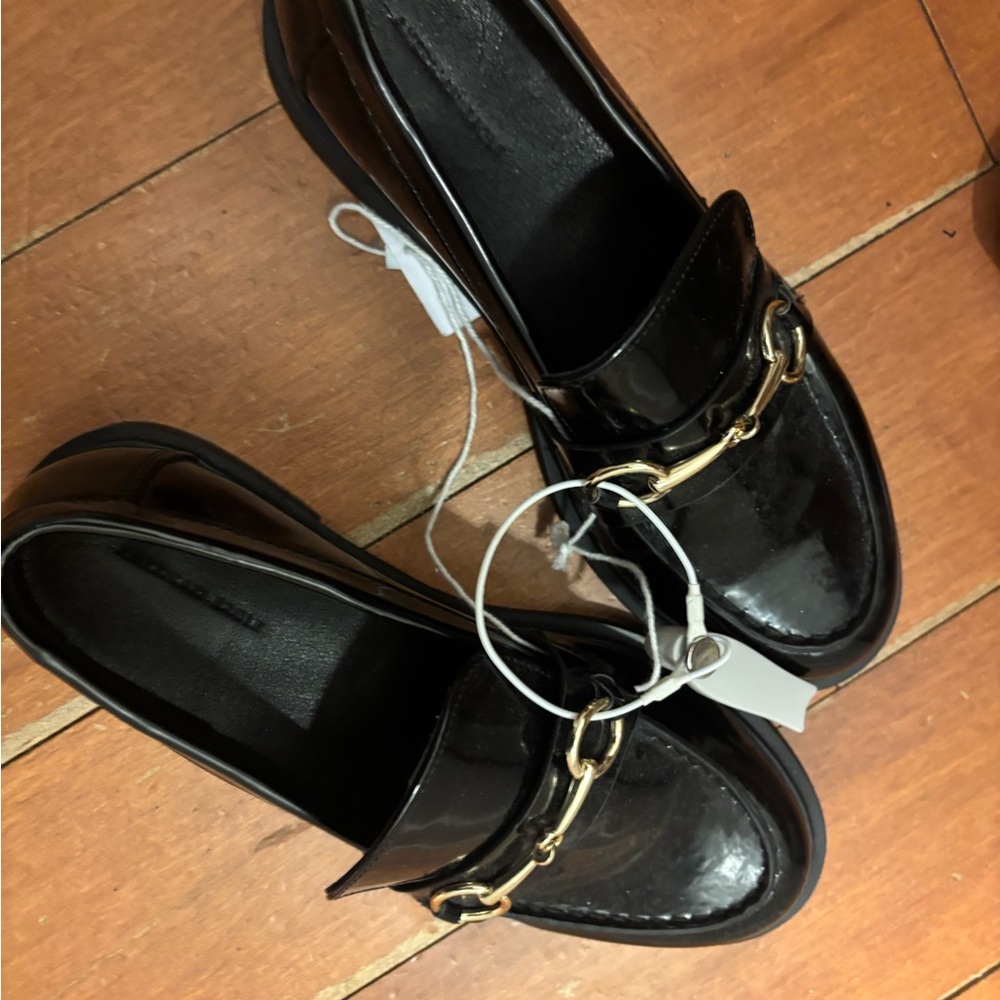 NWT American Eagle Outfitters Black Loafers with Gold Accent - Picture 2 of 2